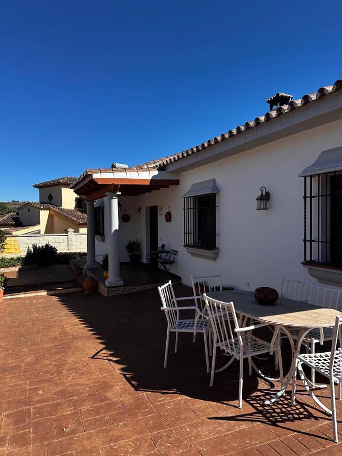 Apartamento para 11 personas, con piscina además de terraza y vistas en Arriate