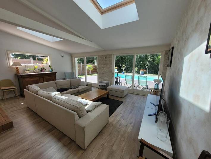 Location de vacances pour 12 personnes, avec terrasse ainsi que vue et piscine à Vouillé