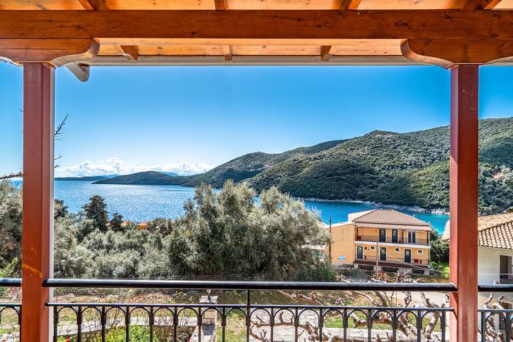 Διαμερίσματα διακοπών για 5 άτομα, με μπαλκόνι στον Πόρο (Λευκάδα)