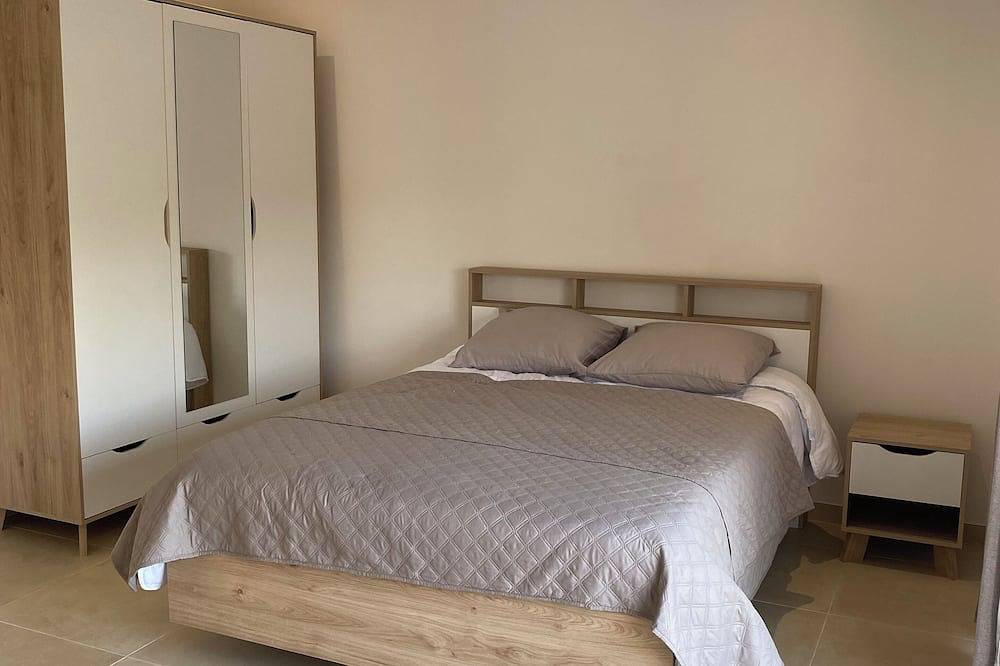 Entire apartment, 1-bedroom apartment in Monteux, Vaucluse