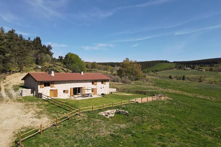 Location de vacances pour 6 personnes, avec jardin ainsi que balcon et sauna à Saint-Anthème