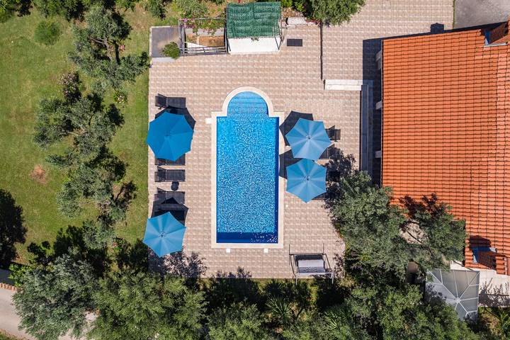 Villa pour 10 personnes, avec terrasse ainsi que piscine et jardin à Kavran - 2
