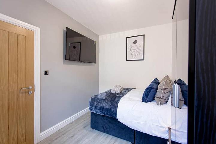 Exclusive Modern Newly Refurbished Home / Central Location in Stoke-on-Trent, Midlands