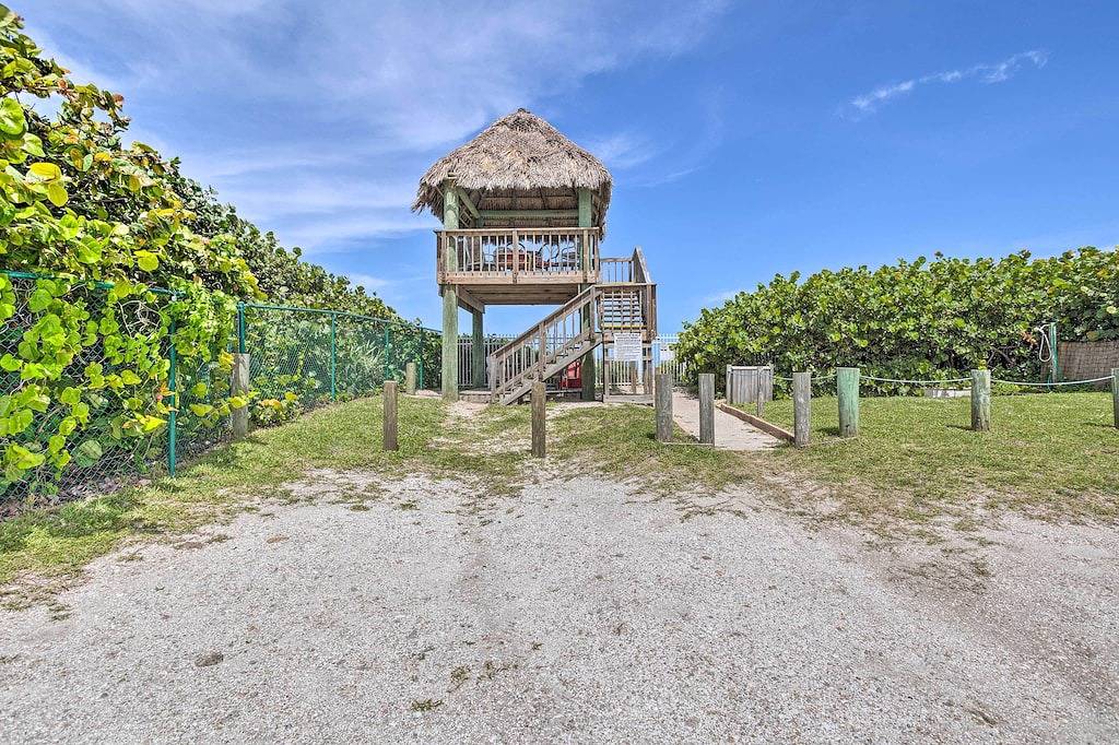 Boat Lovers Paradise: Walk to Private Beach! in Hutchinson Island