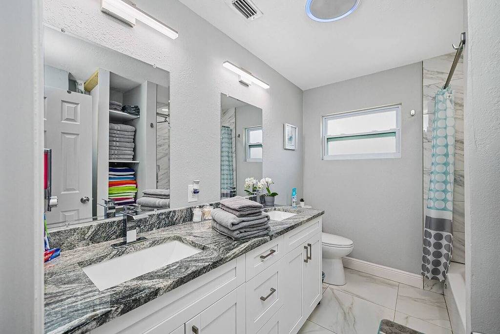 Contemporary & Fully Updated Heated Pool Home in Tampa, Tampa Bay