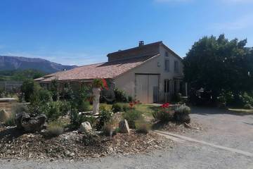 Gîte pour 4 personnes, avec jardin et piscine à Laragne-Montéglin