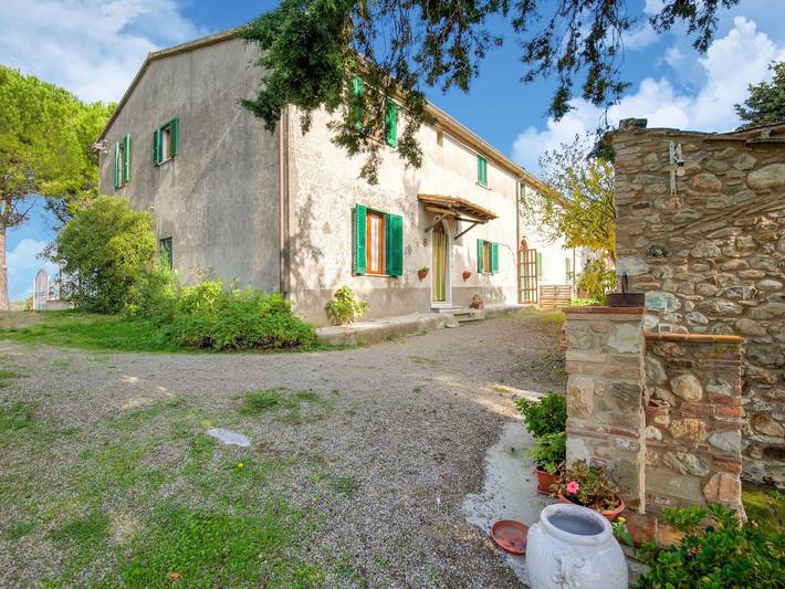 Agriturismo per 8 persone, con giardino e piscina nonché terrazza, adatto a famiglie con bambini in Chianni