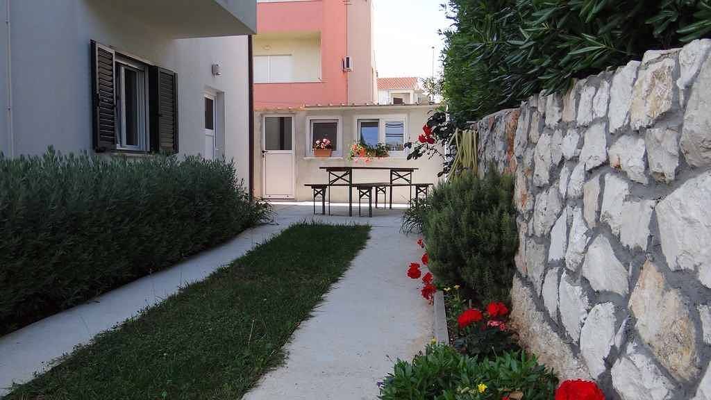 Hel ferieleilighet, Holiday apartment 120 m from the beach, with barbecue facilities in Okrug Gornji, Čiovo