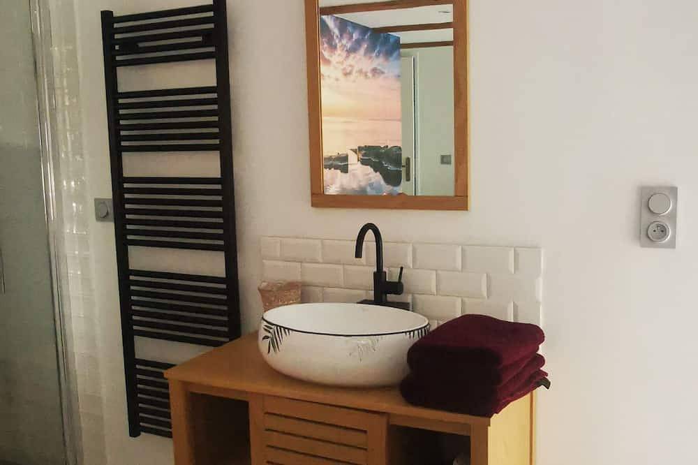 Etage entier dans ancienne ferme au cœur du village, 2 chambres et kitchenette in Saint-Martin-de-Valamas, Parc naturel régional des Monts d'Ardèche