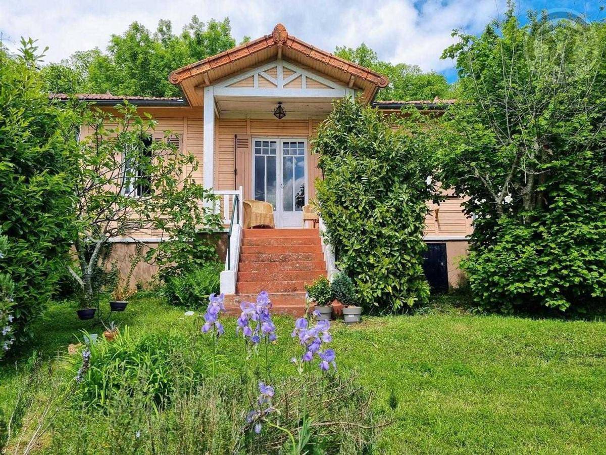 Chalet rustique en bois avec jardin clos près de Paris, animaux acceptés, tout inclus - Fr-1-649-65 in Montsoult, Val-d'Oise