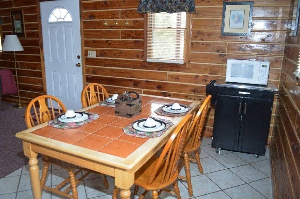 Deluxe mit Hot Tub-Kabine # 20. Das Hotel liegt am Patoka Lake im südlichen Indiana in Patoka Lake