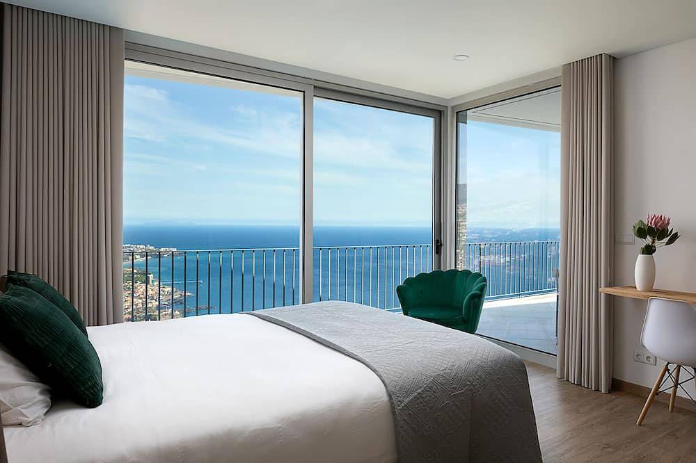 Villa with breathtaking views & private infinity heated pool in Câmara de Lobos, Madeira