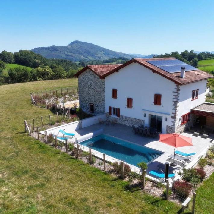 Gîte pour 6 personnes, avec piscine et terrasse au Pays basque