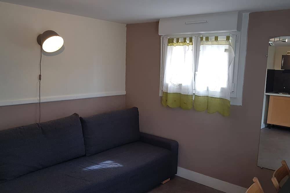 Entire apartment, Furnished studio in comfortable single-family house with mature garden in Bagnoles-de-l'Orne, Parc naturel régional Normandie-Maine