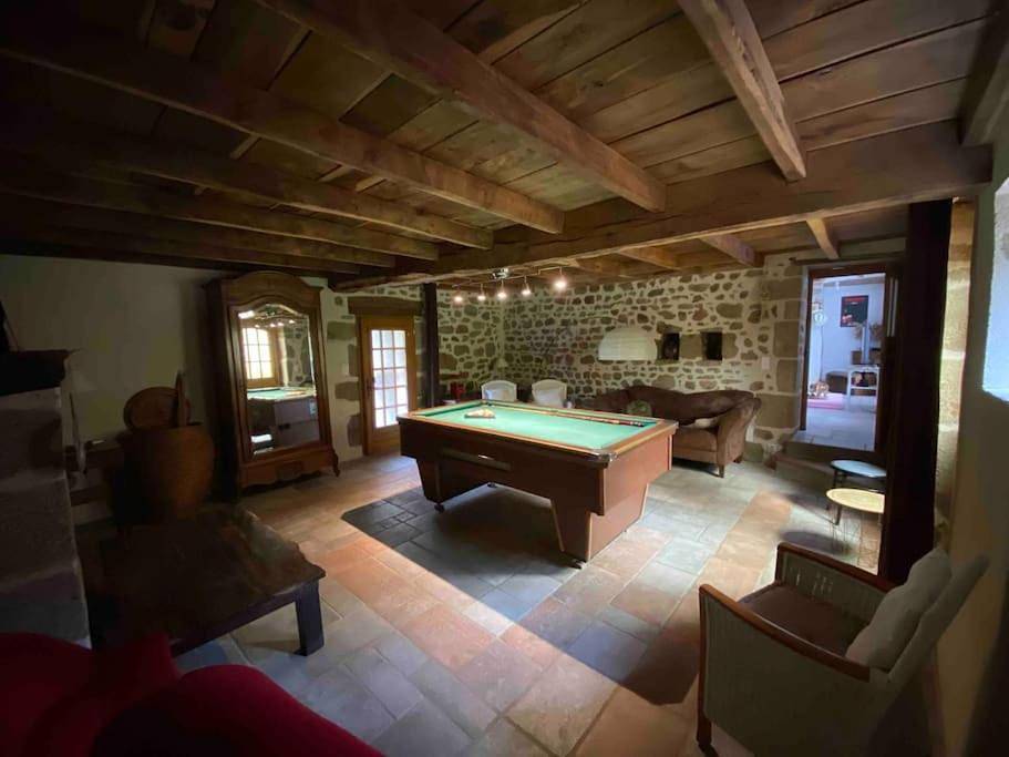 Six-Bedroom House in Saint-Médard-la-Rochette, Région d'Aubussargues