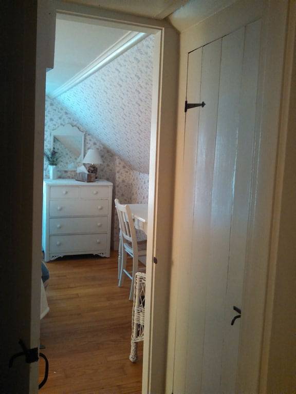 Plymouth Historic 1920 Doll House in Plymouth (NH), Grafton County