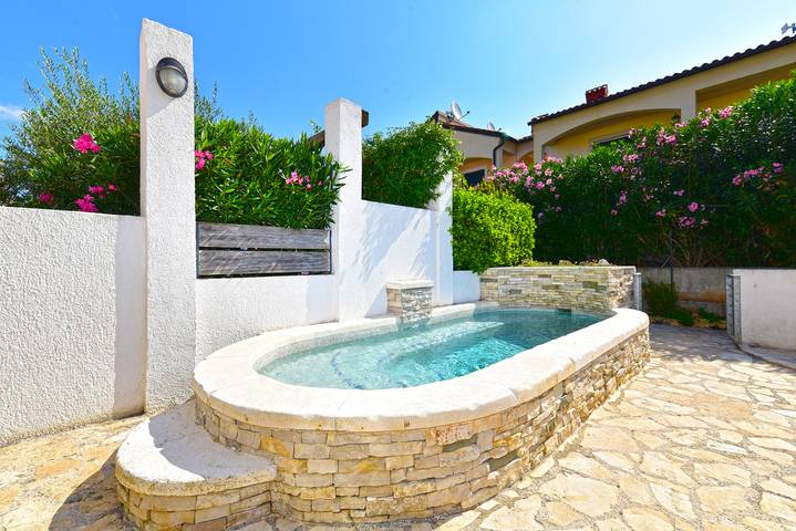 Ganze Wohnung, Ferienwohnung für 6 Personen mit Pool in Banjole, Südküste Istrien