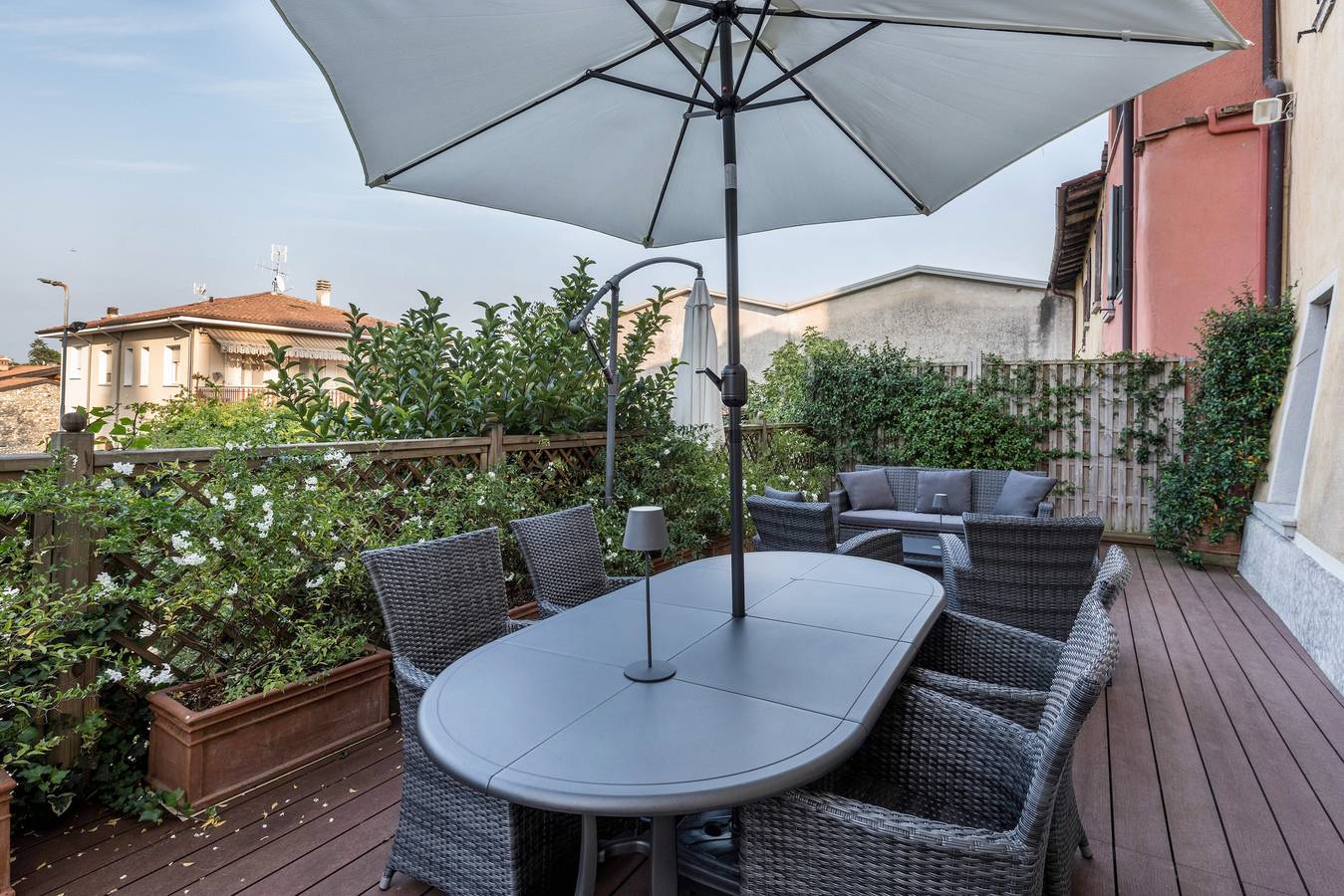 Appartamento intero, Appartamento 'Villa Antica Torre Orazio' con piscina condivisa, Wi-Fi e aria condizionata in San Felice del Benaco, Prealpi Gardesane