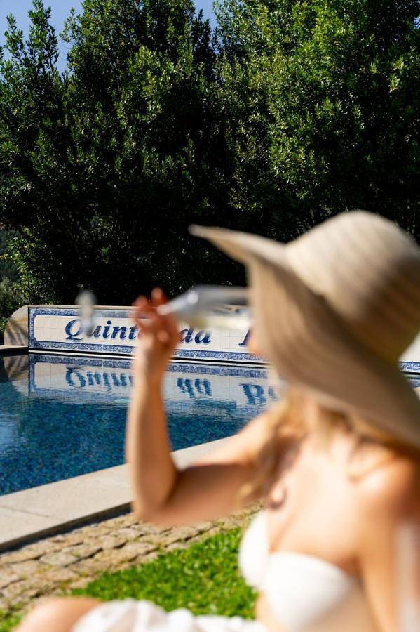Location de vacances pour 3 personnes, avec Balcon et Terrasse ainsi que Jardin et Piscine dans Moreira do Lima
