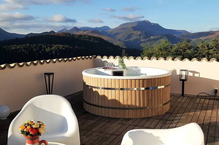 Location de vacances pour 8 personnes, avec balcon ainsi que jacuzzi et jardin, animaux acceptés à Châteauneuf-de-Bordette