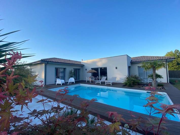 Gîte pour 2 personnes, avec jardin et balcon ainsi que piscine et vue à Berson