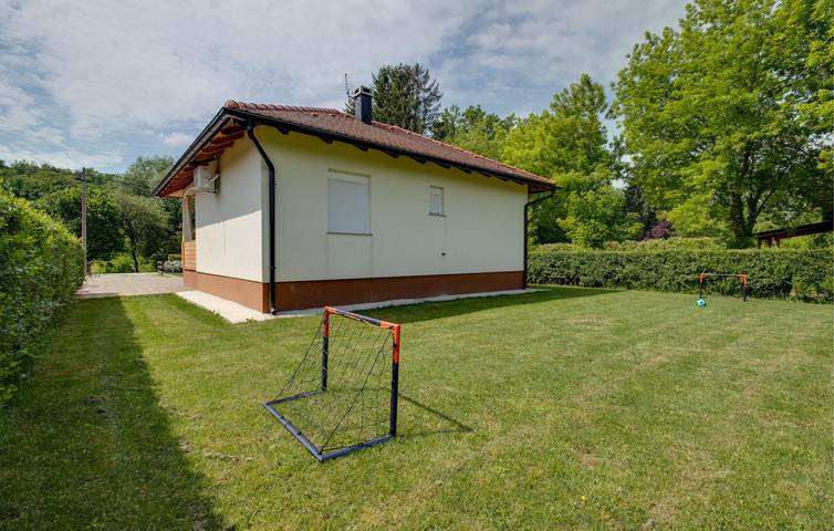 Charmante Ferienwohnung mit Pool, WLAN und Zugang zum Fluss – der perfekte Urlaubsort! in Sisak-Moslavina