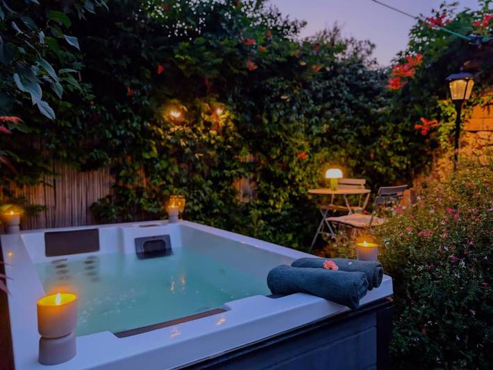 Location de vacances pour 2 personnes, avec Terrasse et Jacuzzi ainsi que Jardin et Vue à Pexiora
