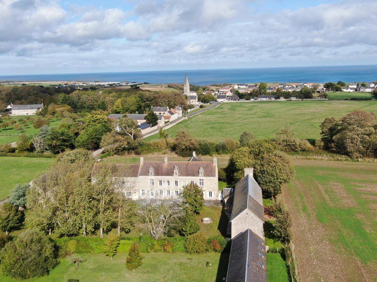 Eight-Bedroom House in Vierville-sur-Mer, Région de Bayeux