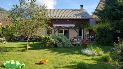 Location de vacances pour 8 personnes, avec vue et jardin, adapté aux familles à L'Argentière-la-Bessée