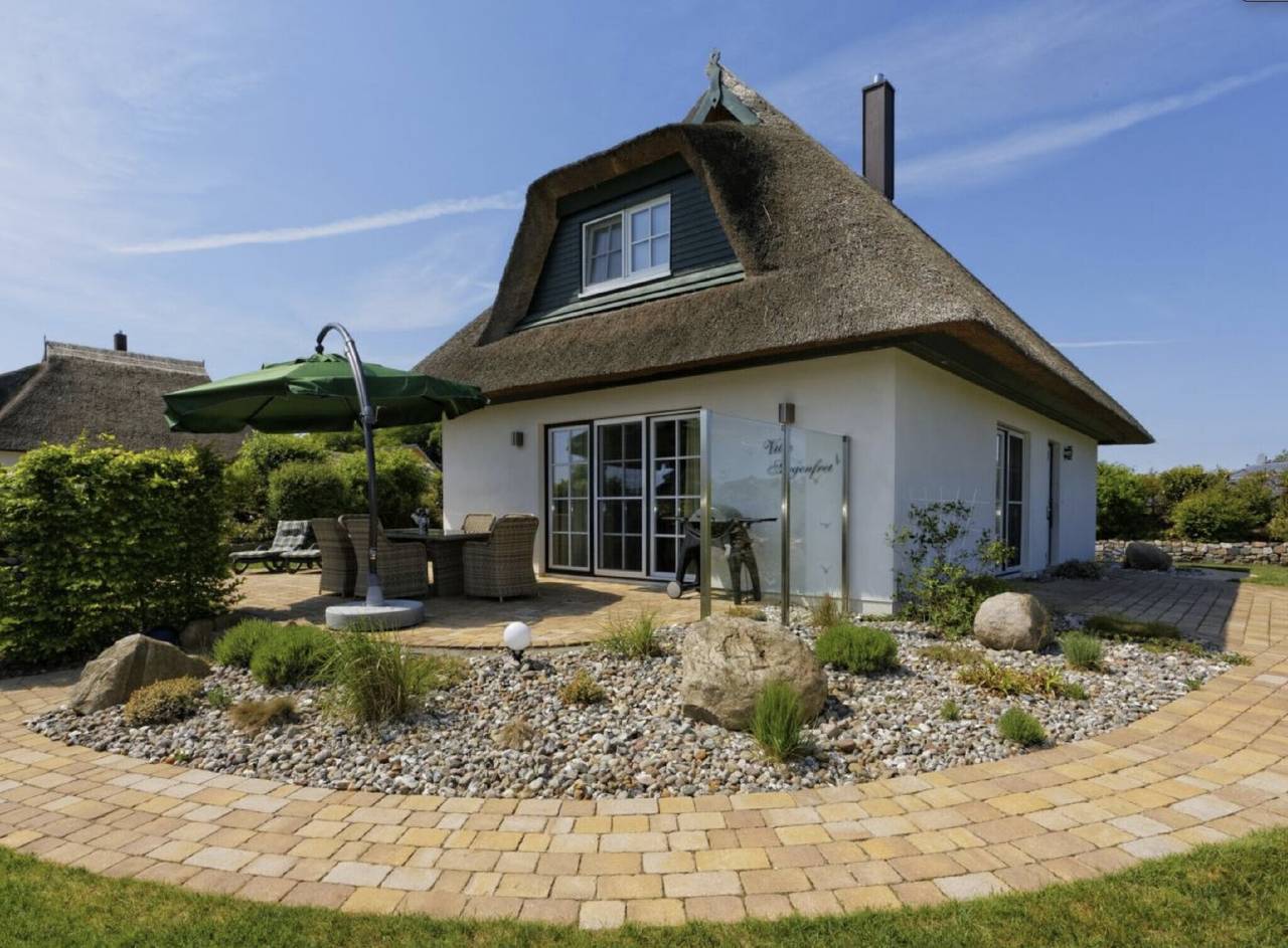 Holiday Home 'Villa Sorgenfrei' with Lake View, Private Terrace and Wi-Fi in Zinnowitz, Usedomer Norden