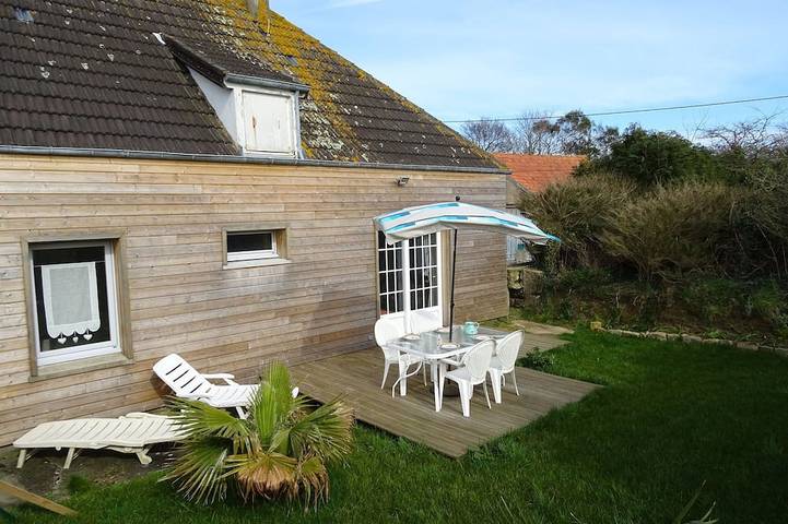Gîte pour 4 personnes, avec piscine ainsi que terrasse et jardin dans Cotentin