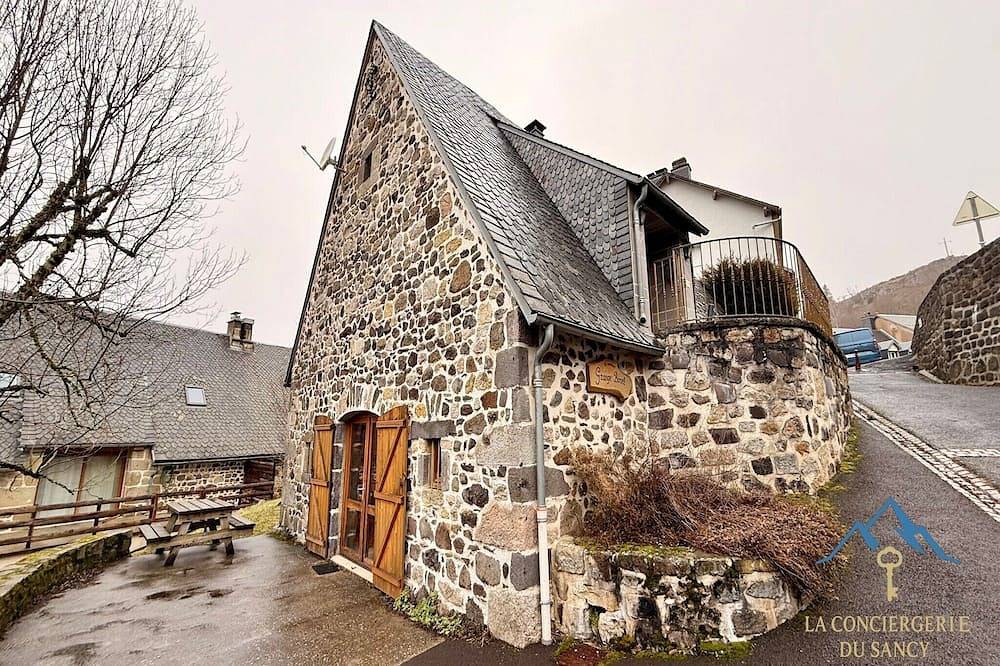Mountain Retreat for 12 in Murat-le-Quaire, Volcans d'Auvergne Regional Nature Park