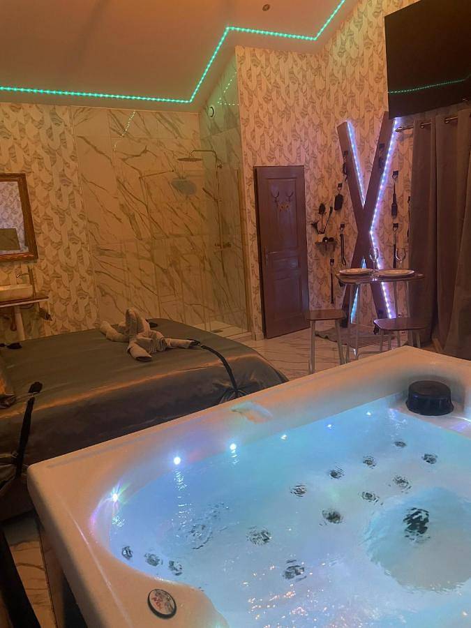 Hôtel pour 2 personnes, avec terrasse et jacuzzi à Frénouville