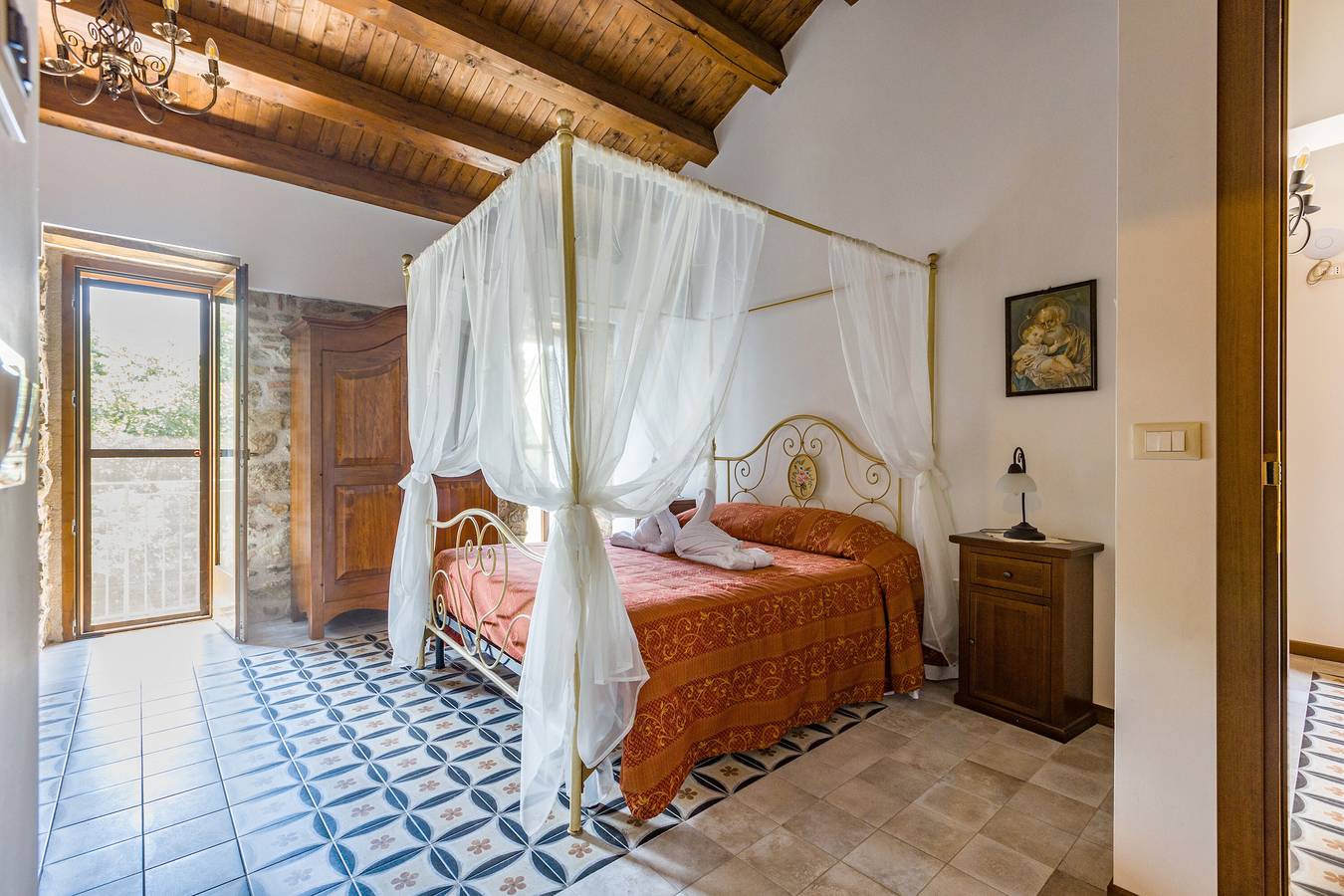 Kamer 'Arcaloro Resort Infinito' met Uitzicht op de Bergen en Bubbelbad in Sant'Angelo di Brolo, Provincie Messina