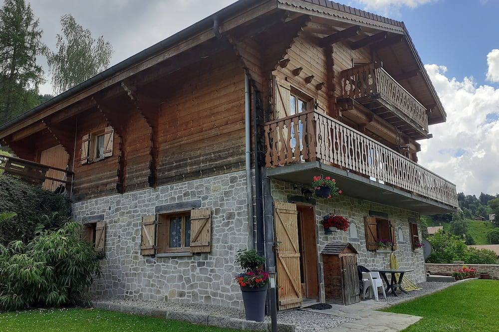 Entire apartment, Traditional plank Savoyard Chalet in Les Villards-sur-Thônes, Annecy region
