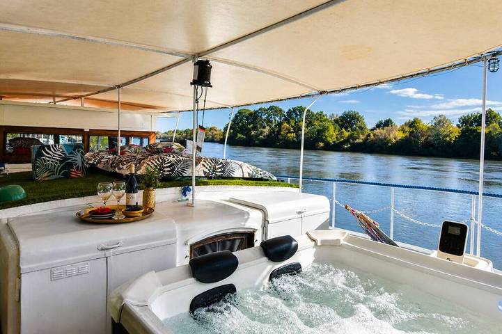 Péniche pour 2 personnes, avec Jacuzzi ainsi que Terrasse et Jardin dans