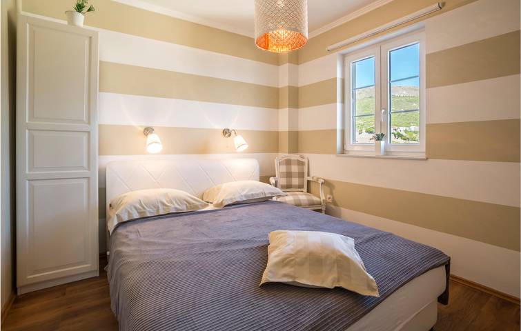 Ganze Ferienwohnung, Reizendes Apartment mit Meerblick, WLAN, Terrasse und Parkplatz in der Nähe des Strandes Strobec in Podstrana, Split-Dalmatien
