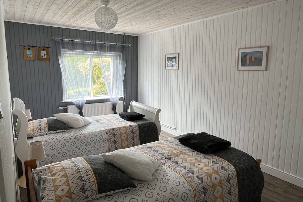 \"Family-Friendly House with Heated Pool & Private Garden – Close to the Beach\" in Plouescat, Côte des Légendes