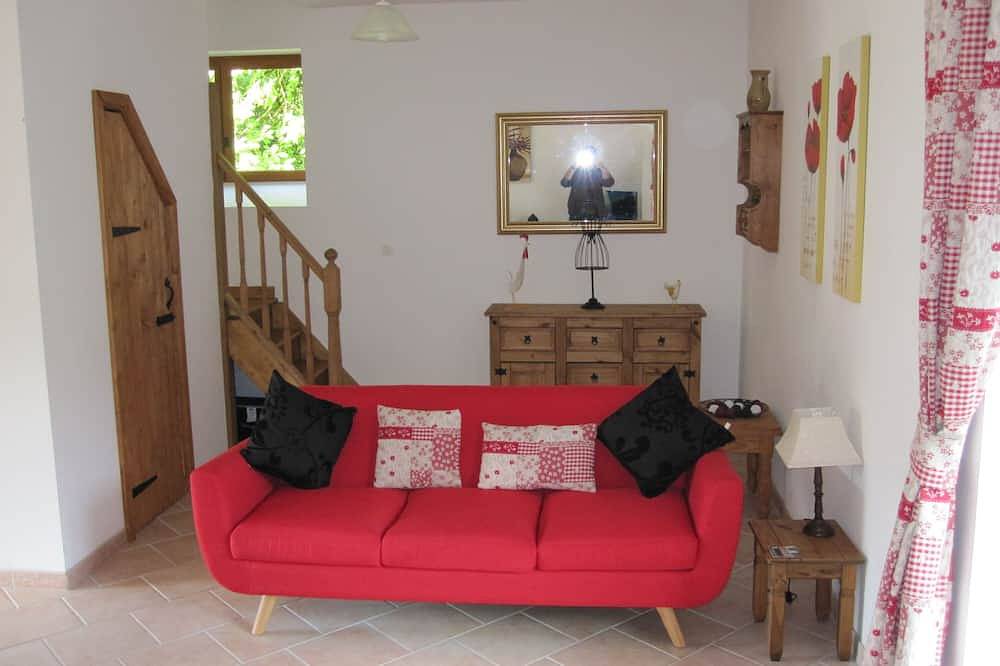 Gable End Cottage Sleeps 5 (3 Bedrooms) with heated pool in Canihuel, Région de Guingamp