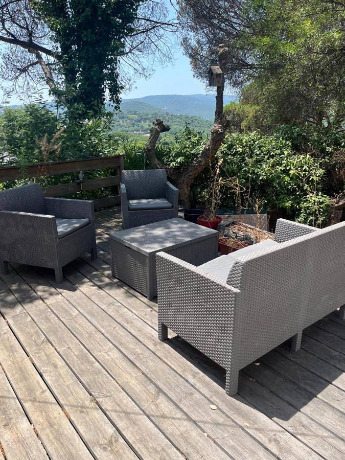 Camping pour 6 personnes, avec terrasse ainsi que piscine et vue, animaux acceptés à Gassin