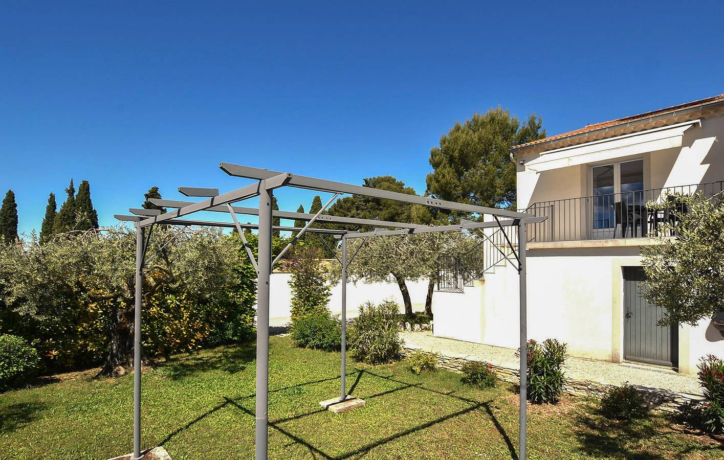 Apartment mit Bergblick, WLAN, Garten und Parkplatz in Villes-sur-Auzon in Villes-sur-Auzon, Parc naturel régional du Mont-Ventoux