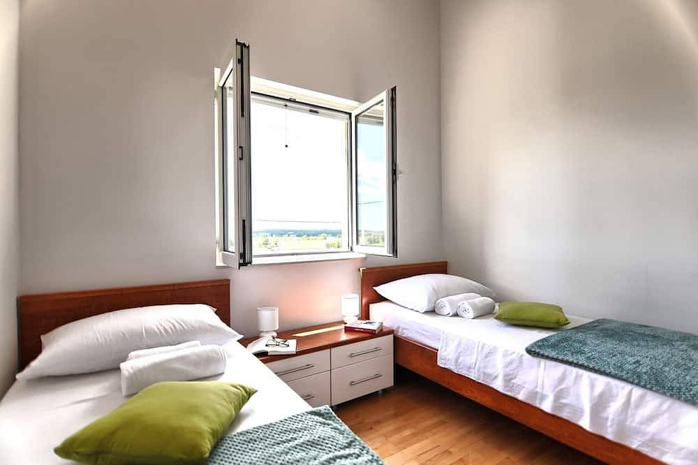 Holiday Home Srećko - Three Bedroom Holiday Home With Pool in Polača, Zadar