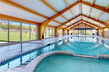 Gîte pour 8 personnes, avec piscine ainsi que jardin et terrasse à Conwy