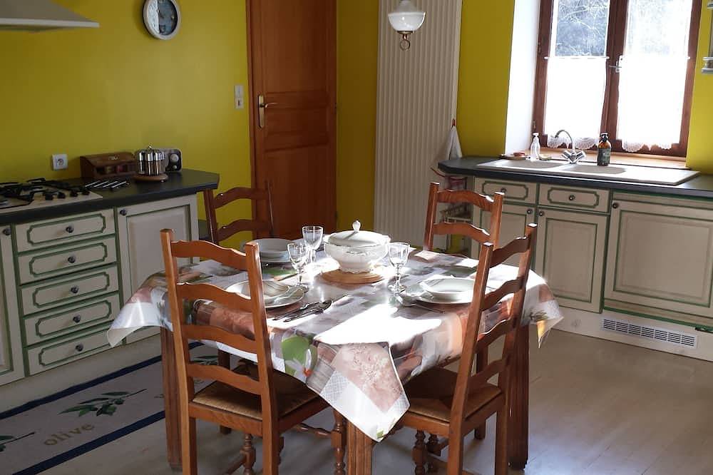 Entire apartment, Accommodation located at 1000 meters in the countryside in Longchaumois, Parc naturel régional du Haut-Jura