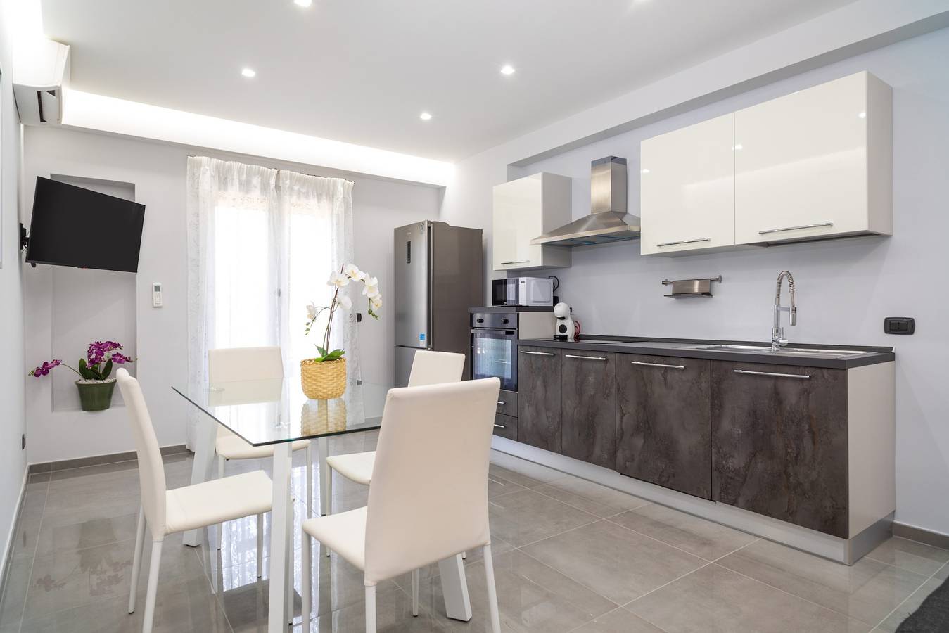 Appartamento intero, Appartamento "Dharma" con vista sulle montagne, terrazza e Wi-Fi in Chianchitta-Pallio, Giardini-Naxos