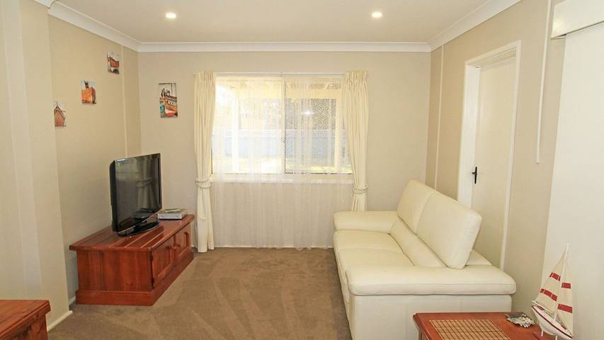 Holiday home for 9 people, with garden in Sussex Inlet
