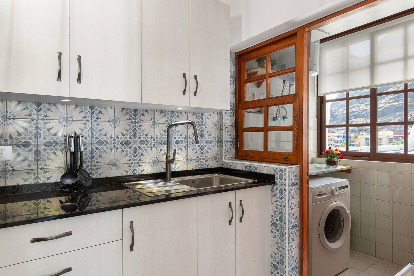 Apartamento entero, Apartamento 'Orion Beach' con vistas al mar, terraza privada y Wi-Fi in Puerto de Tazacorte, Tazacorte