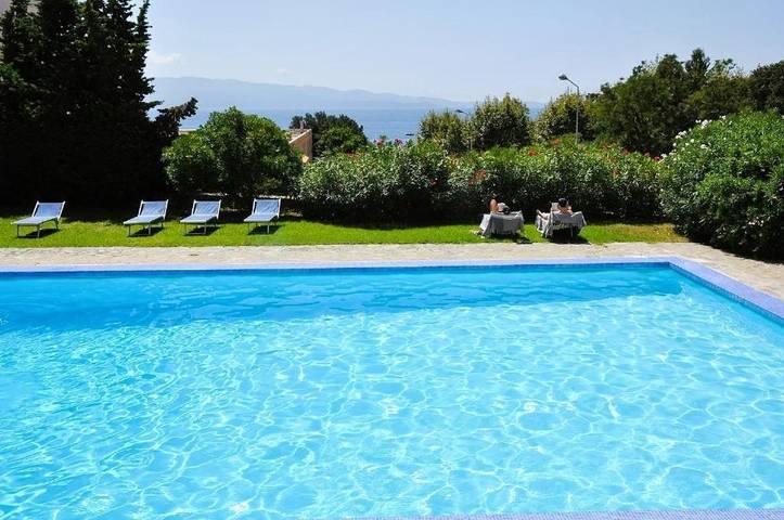 Hotel para 3 personas, con piscina para niños y jardín además de vistas y piscina, Se admiten mascotas - 1