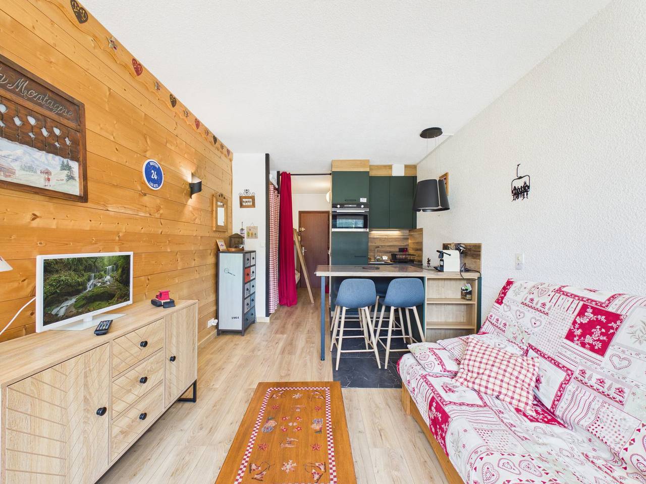 Entire studio, Ski-In/Ski-Out Studio with Pool, Tennis & Mountain Views - 1km from Les Gets Center in Les Gets, Les Portes du Soleil