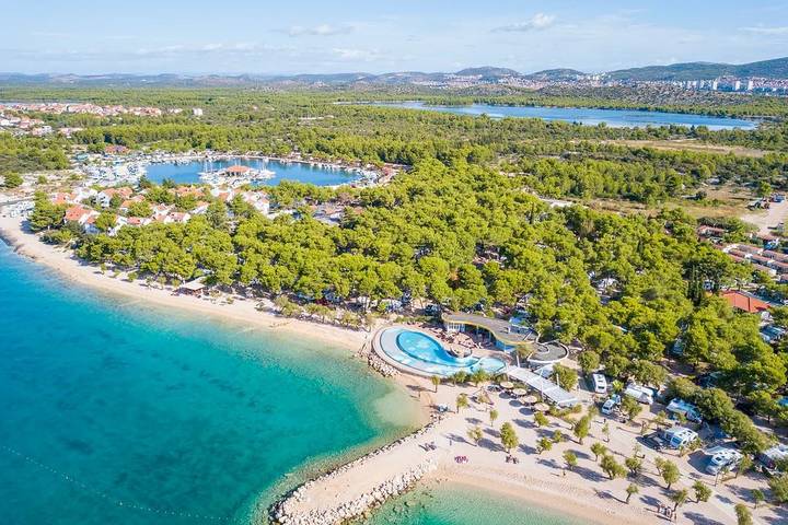 Vakantiehuis voor 6 personen, met zwembad, kindvriendelijk in Šibenik